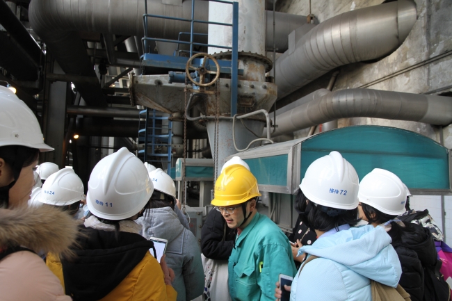 工程师带领大家参观厂区2 工程师带领大家参观厂区2